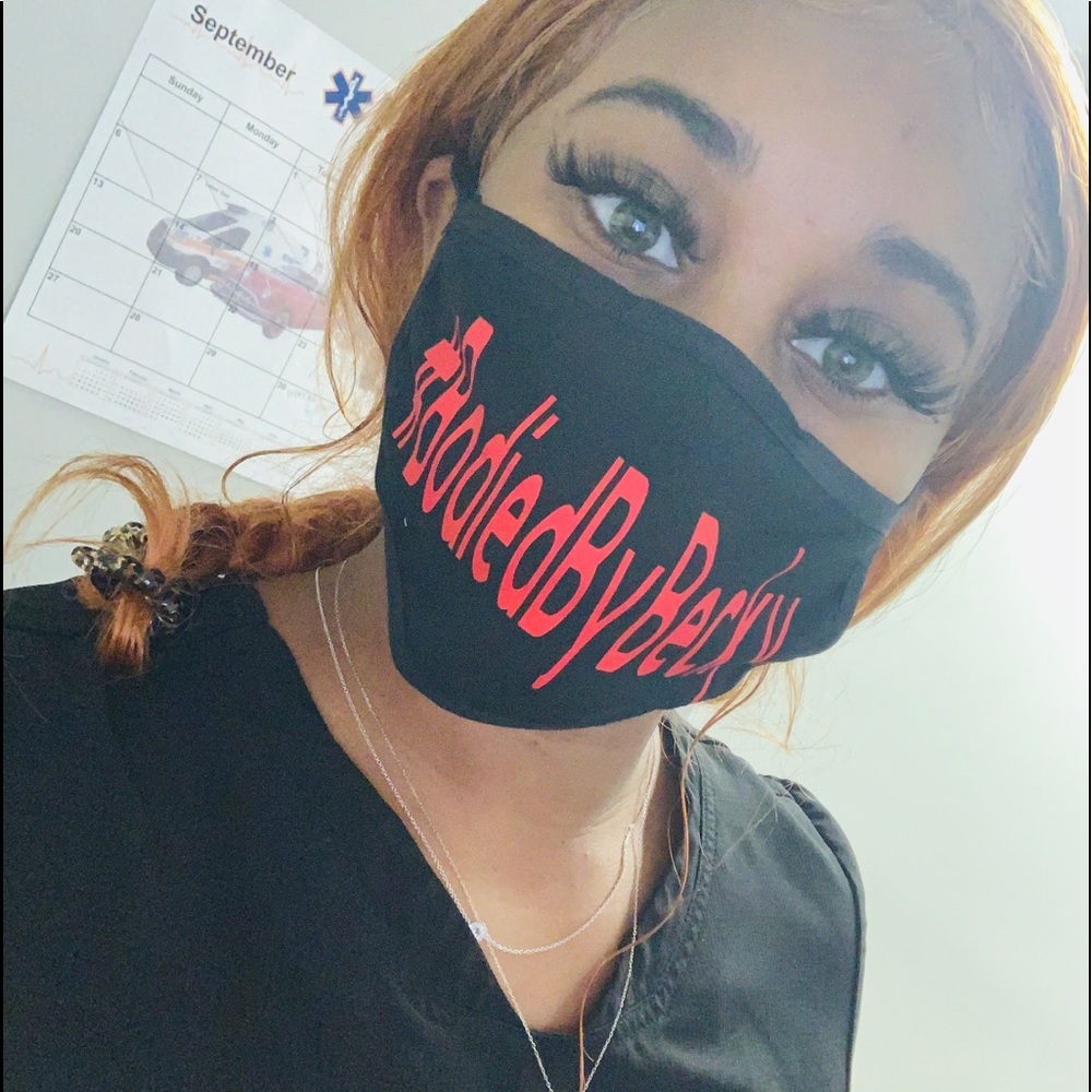 Face mask. Black or white